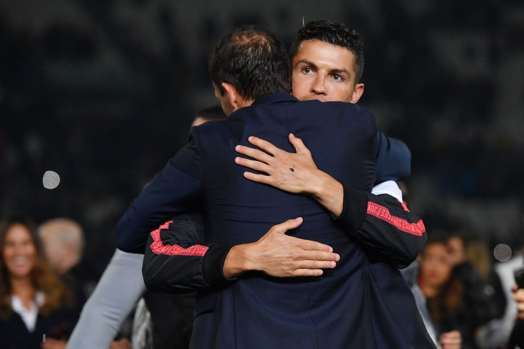 Ronaldo hạnh phúc bên mẹ và bạn gái trong ngày trọng đại của cuộc đời-9