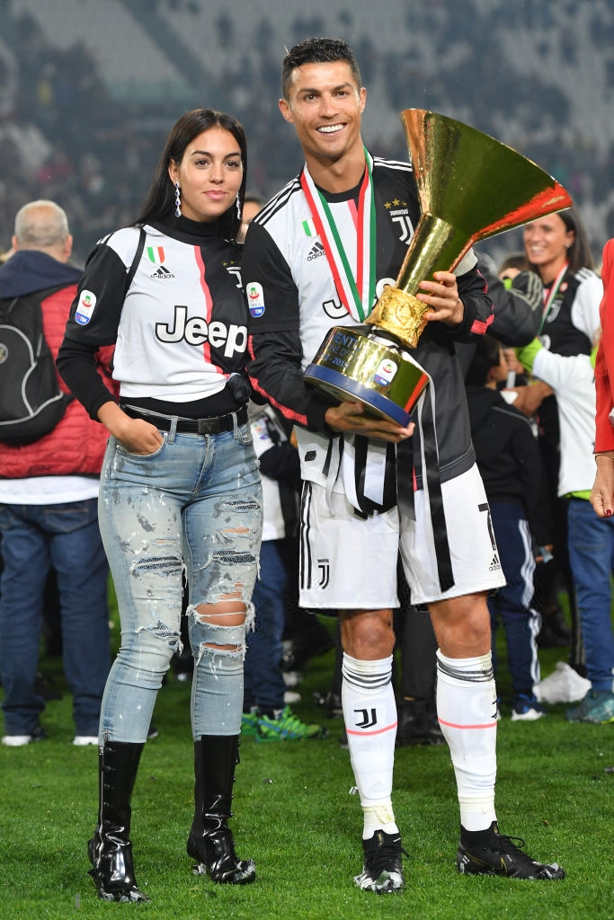 Ronaldo hạnh phúc bên mẹ và bạn gái trong ngày trọng đại của cuộc đời-4