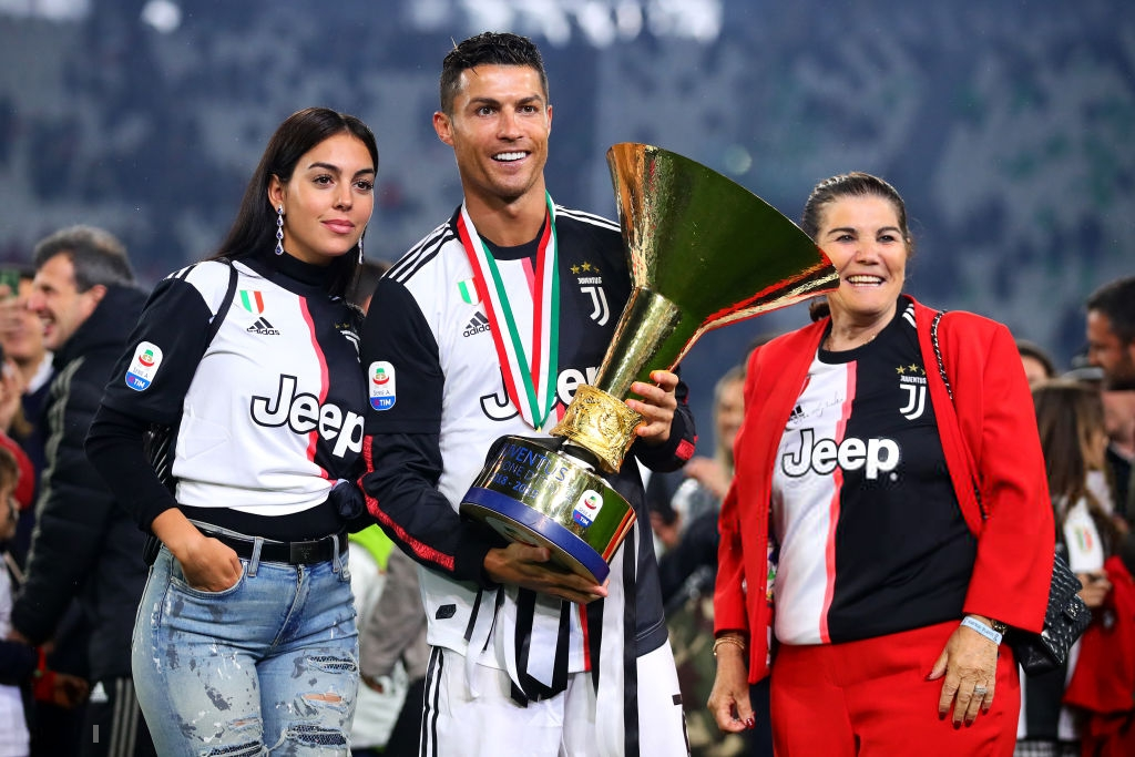 Ronaldo hạnh phúc bên mẹ và bạn gái trong ngày trọng đại của cuộc đời-6