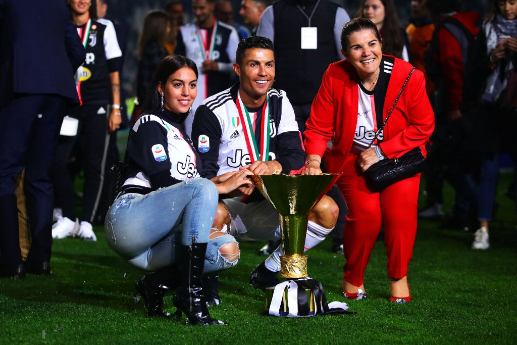 Ronaldo hạnh phúc bên mẹ và bạn gái trong ngày trọng đại của cuộc đời-5