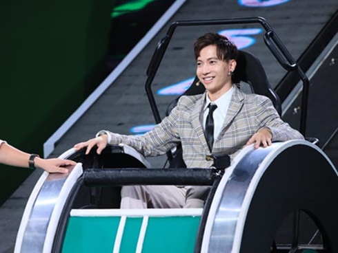 Nghệ sĩ bị chê IQ kém, trả lời sai ngớ ngẩn tại Nhanh như chớp-1