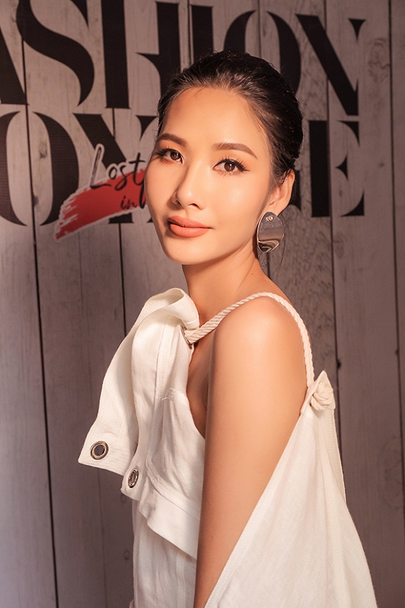 Hoàng Thuỳ khoe dáng nuột nà trên du thuyền-1