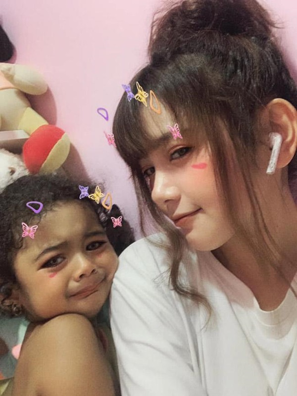 Cặp chồng xấu vợ hotgirl công khai ảnh gia đình, nhìn mặt con gái mà sốc-12