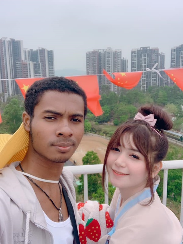 Cặp chồng xấu vợ hotgirl công khai ảnh gia đình, nhìn mặt con gái mà sốc-13