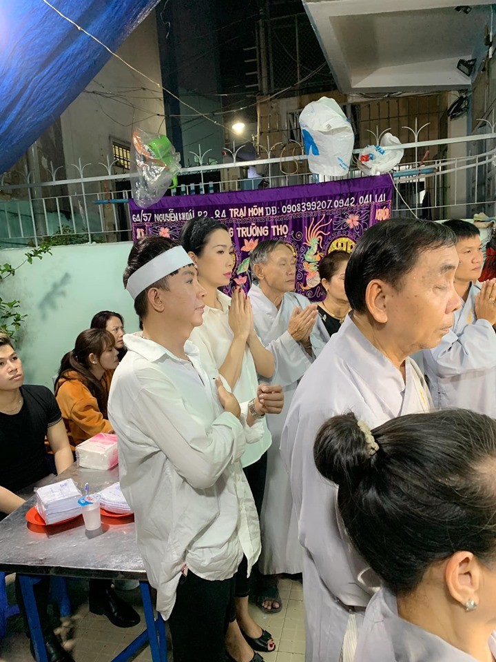 Long Nhật đeo khăn tang, lo toan như người thân trong gia đình tại tang lễ Vương Bảo Tuấn-1