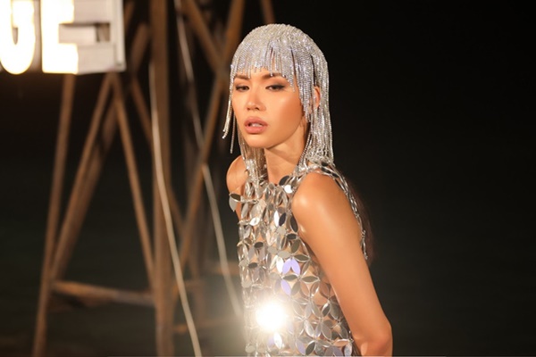 Minh Tú mặc thiết kế bị tố đạo nhái từ trang phục Hồ Ngọc Hà đã mặc trước đó 1 năm-2