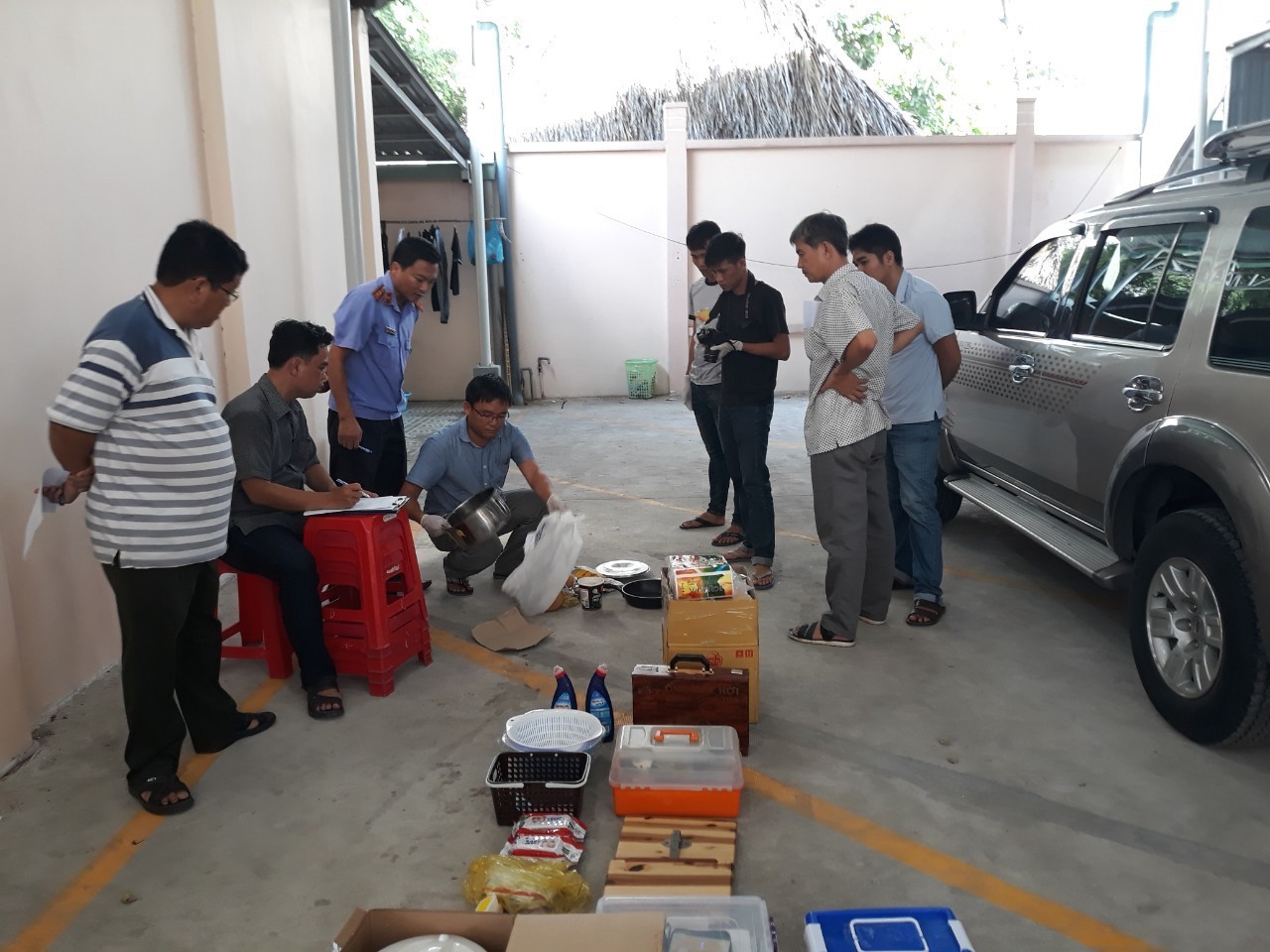 Vụ 2 khối bê tông xác người: Con trai đau đớn nhận dạng thi thể, mong sớm được đưa cha về nhà an táng-7