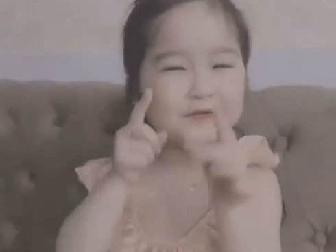 Màn đối đáp siêu đáng yêu của bé gái với mẹ khiến dân mạng 'đổ gục'