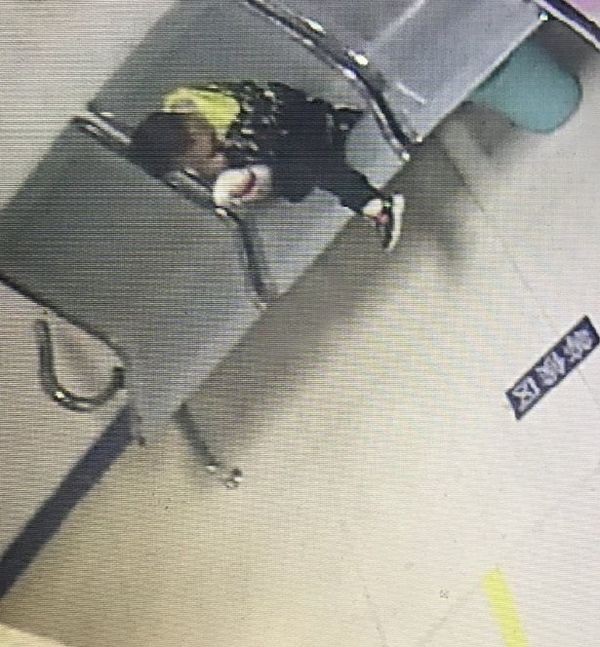 Bé trai 6 tuổi lơ ngơ một mình trong tiệm KFC, cảnh sát gặng hỏi không nói nhưng mảnh giấy trong túi em tiết lộ ý định nhẫn tâm của bà mẹ-2