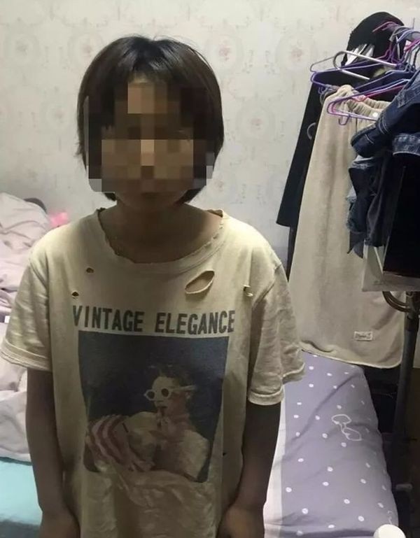 Bé trai 6 tuổi lơ ngơ một mình trong tiệm KFC, cảnh sát gặng hỏi không nói nhưng mảnh giấy trong túi em tiết lộ ý định nhẫn tâm của bà mẹ-4