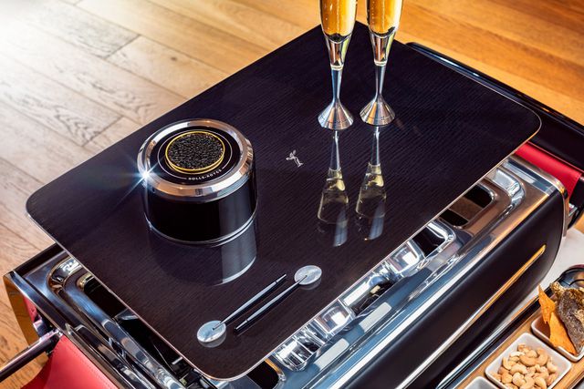 Hộp rượu trên xe Rolls-Royce có giá bằng một chiếc BMW-6