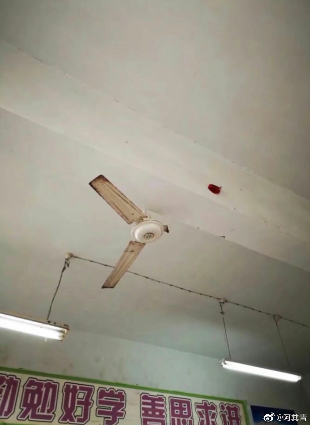 Kinh hoàng quạt trần đang quay thì rụng cánh cắm thẳng vào cửa lớp, đánh thức nỗi sợ thầm kín của bao thế hệ học sinh-1