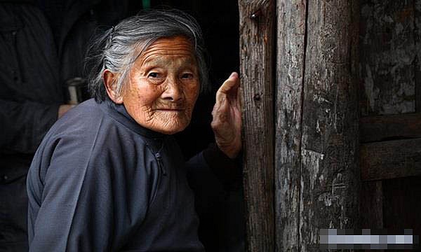 Đang cõng mẹ trên lưng, con trai bị sét đánh chết nhưng câu nói của bà cụ mới gây chú ý-2