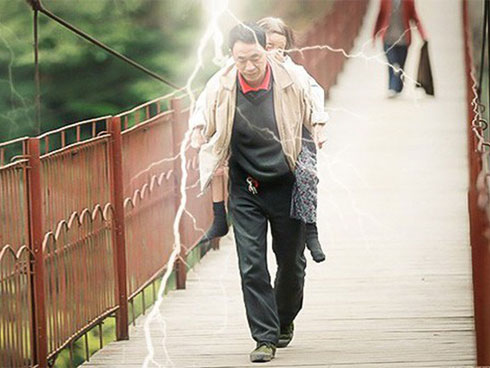 Khoảnh khắc người phụ nữ đi xe máy suýt bị sét đánh-1