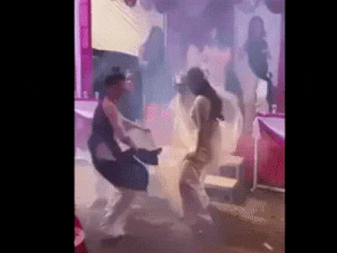 CLIP: Cô dâu làm DJ đánh nhạc siêu chất, họ hàng 2 bên quẩy tưng bừng trong đám cưới-1