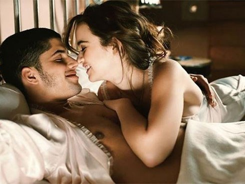 Tại chốt cửa buồng tắm nhà hàng xóm hỏng nên chồng tôi mới