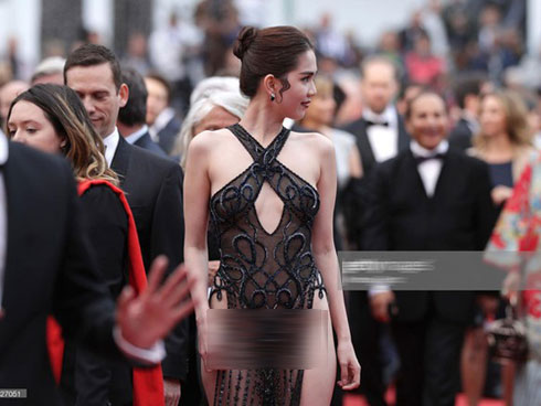 Không phải đến Cannes mới hở bạo đâu, Ngọc Trinh có cả một bộ sưu tập những chiếc váy còn nóng hơn thời tiết Hà Nội đây này!-15