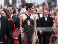 Tiết lộ gây shock từ NTK Đỗ Long: Ngọc Trinh hoàn toàn không mặc nội y trong bộ đồ hở bạo tại Cannes