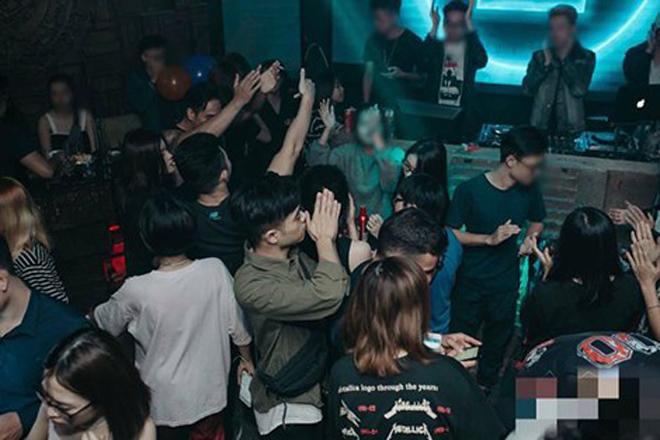 Những cô gái trẻ đẹp bị gài bẫy khi đi bar ở Hà Nội-1