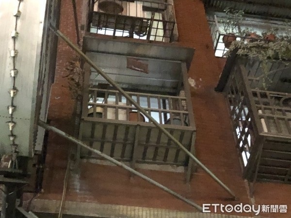 Cãi nhau với vợ cũ, người đàn ông ôm con gái nhảy xuống từ tầng 3 dẫn đến hôn mê, nhưng cảnh sát không tin lời khai của người vợ-2