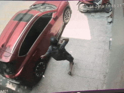CLIP: Ném vật lạ vào ô tô, thanh niên đẩy vỡ kính xe trộm đồ trong vòng 