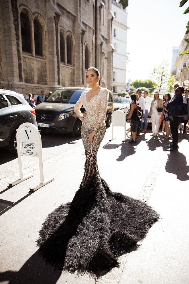 Giữa ồn ào đạo nhái, NTK Lê Thanh Hòa từng có 2 siêu phẩm giúp Lý Nhã Kỳ tạo hiệu ứng thảm đỏ liên tiếp tại LHP Cannes-1