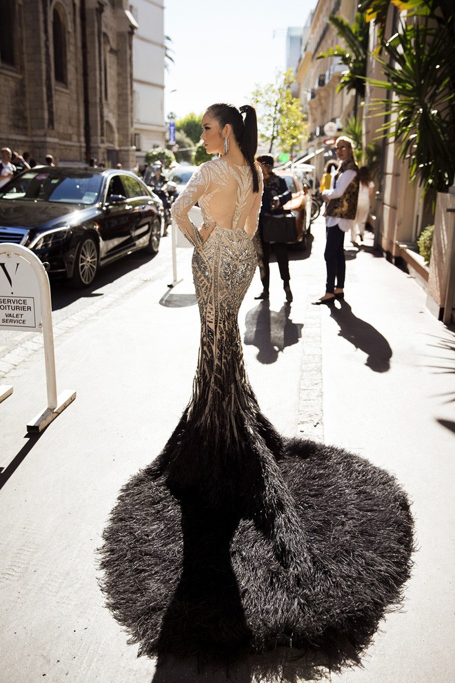 Giữa ồn ào đạo nhái, NTK Lê Thanh Hòa từng có 2 siêu phẩm giúp Lý Nhã Kỳ tạo hiệu ứng thảm đỏ liên tiếp tại LHP Cannes-2