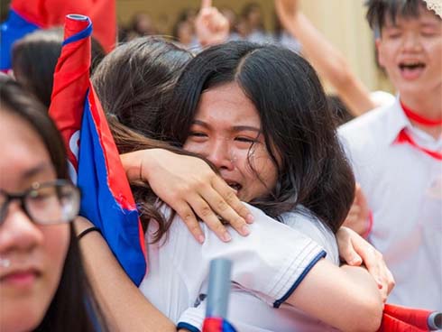 Mặc áo dài trắng đội mưa dự lễ bế giảng, dàn nữ sinh ngôi trường này gây thương nhớ vì quá xinh xắn-17