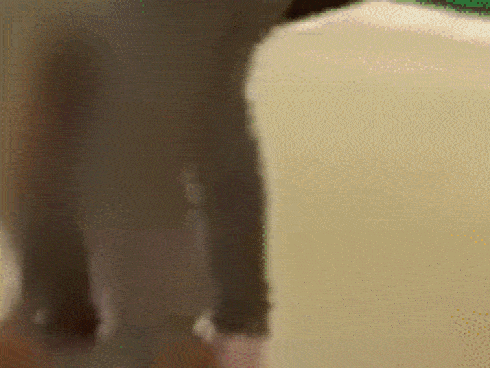 Clip: Nam thanh niên giằng co, lên gối thụi vào mặt cô gái giữa trung tâm thương mại, nhiều người chứng kiến chỉ bàn tán quay phim-1