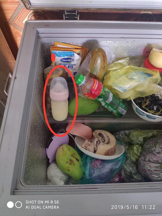 Nhìn chiếc tủ lạnh với bình sữa của con nằm bơ vơ giữa bốn bề đồ ăn, nhiều người đoán ngay tính cách người mẹ-1