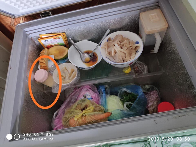 Nhìn chiếc tủ lạnh với bình sữa của con nằm bơ vơ giữa bốn bề đồ ăn, nhiều người đoán ngay tính cách người mẹ-2