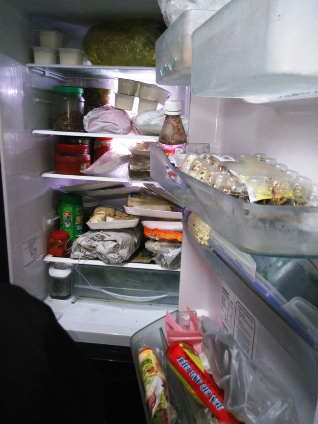 Nhìn chiếc tủ lạnh với bình sữa của con nằm bơ vơ giữa bốn bề đồ ăn, nhiều người đoán ngay tính cách người mẹ-3