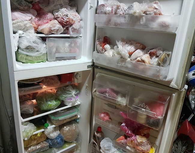 Nhìn chiếc tủ lạnh với bình sữa của con nằm bơ vơ giữa bốn bề đồ ăn, nhiều người đoán ngay tính cách người mẹ-4
