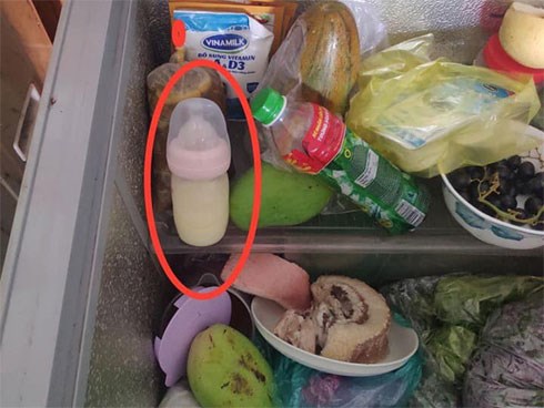 Nhìn chiếc tủ lạnh với bình sữa của con nằm