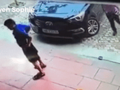 Tài xế vừa phóng xe máy vừa chơi rubik-1