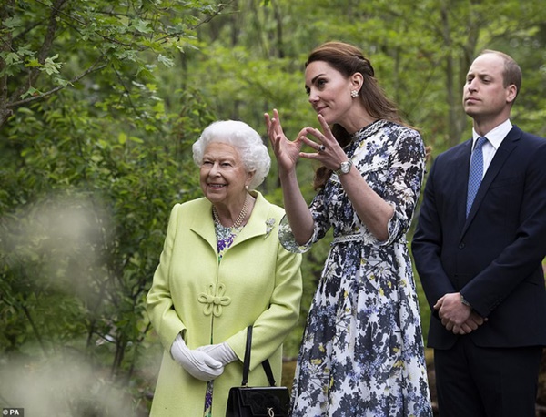 Công nương Kate gây chú ý khi phá vỡ quy tắc, phạm phải điều Nữ hoàng ghét nhất trong sự kiện mới nhưng phản ứng của người đứng đầu hoàng gia mới là điều đáng nói-2