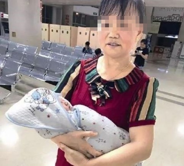 Bị nhân viên hỏi túi rác có gì, người phụ nữ nói rằng xác động vật nhưng hóa ra bên trong là tội ác khiến ai cũng phẫn nộ-3