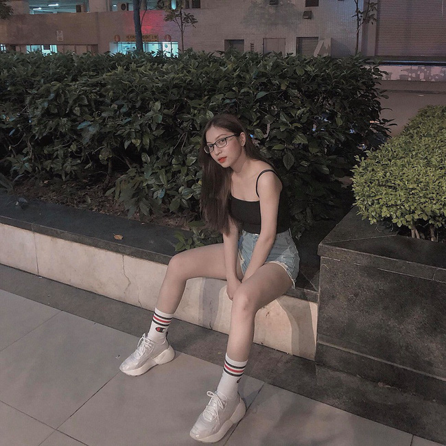 Vừa khoe ảnh mặc quần ngắn 5 phân ngồi banh chân, Nhật Lê bạn gái Quang Hải lại bị dân mạng khẩu nghiệp-6