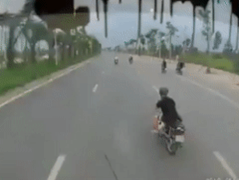 Lái xe máy buông hai tay, lạng lách nhún nhảy giữa đường-1