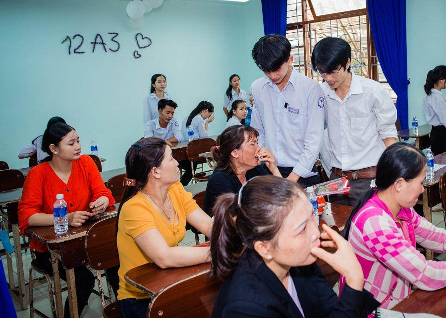 Ảnh kỷ yếu rơi nước mắt của học sinh Vũng Tàu-4