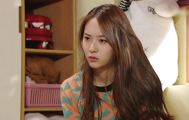 Ra vẻ quý tộc khinh thường chị dâu, em chồng bỗng ễnh bụng khiến cả nhà choáng-1