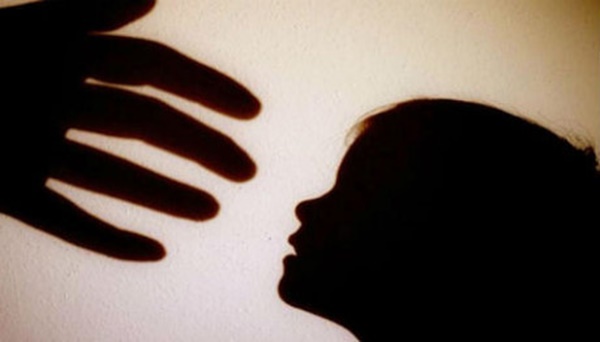 Phẫn nộ bé gái 3 tuổi bị cha dượng hãm hiếp, mẹ đẻ chứng kiến đến chết-1