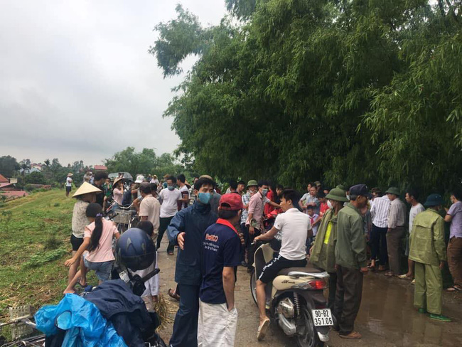 Phát hiện thi thể người đàn ông đang phân hủy ở ven đê, nghi bị sát hại-2