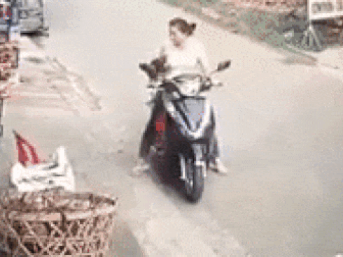 CLIP: Mặc CSGT ngăn cản, người đàn ông bắt tài xế taxi đâm người bỏ chạy quỳ giữa đường-1