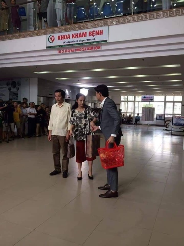 Lộ thêm tình tiết Về Nhà Đi Con: Đại gia chân dài Vũ lóng ngóng xách làn đi chăm vợ đẻ?-2