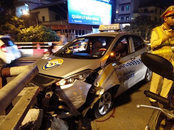 Hà Nội: Nam tài xế taxi ngủ ngật đâm vỡ thành cầu Chương Dương-1