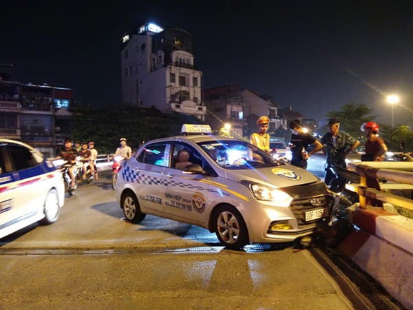 Hà Nội: Nam tài xế taxi ngủ ngật đâm vỡ thành cầu Chương Dương-2
