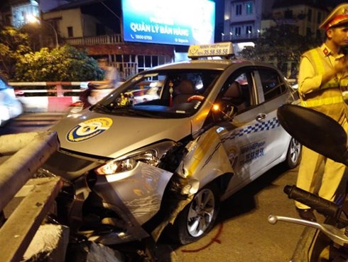 Hà Nội: Nam tài xế taxi ngủ ngật đâm vỡ thành cầu Chương Dương