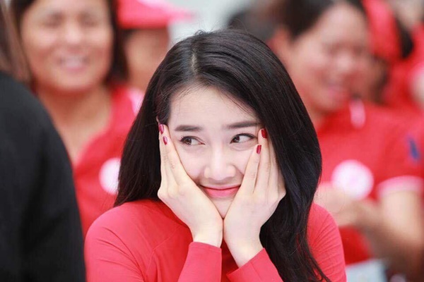 Ảnh chưa photoshop để lộ nhan sắc thật của Nhã Phương: Mặt tròn, thấy rõ bọng mắt và vết chân chim-7