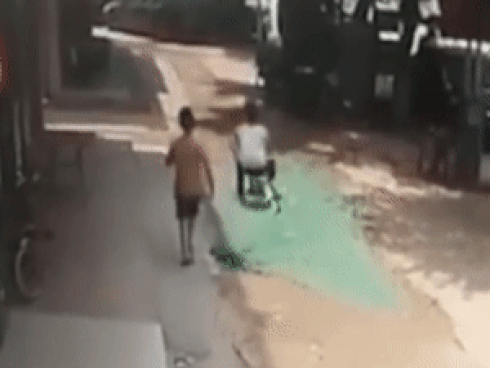 Bị nhắc tự mở nắp bình xăng, ông bố đánh nhân viên cây xăng ngay trước mặt con gái-1